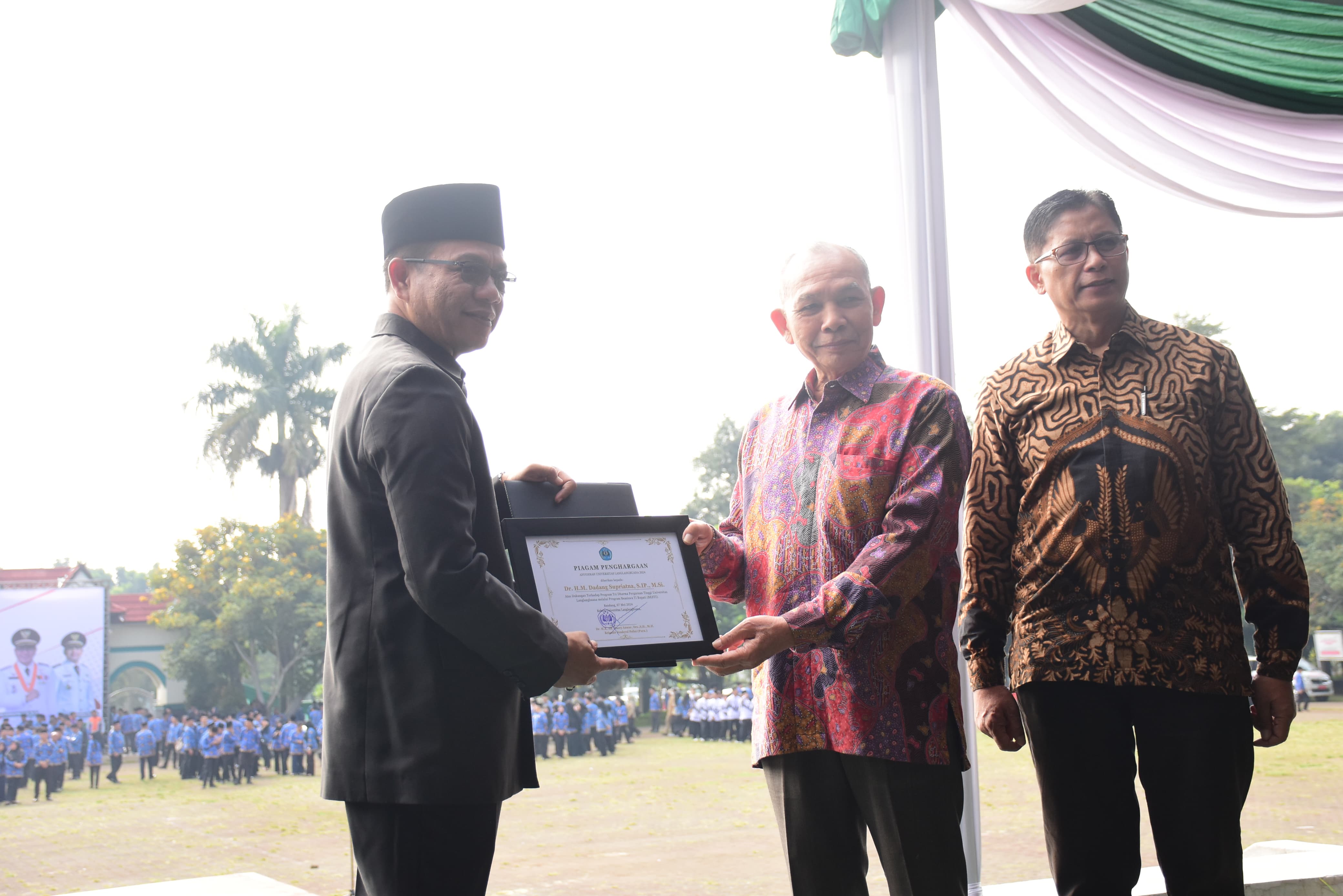 Bupati Dadang Supriatna Terima Penghargaan dari Universitas Langlangbuana Bandung 