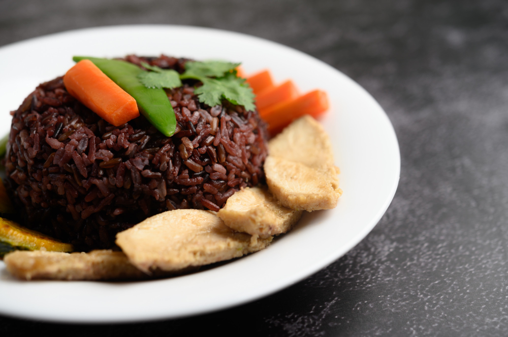 5 Manfaat dan Kandungan yang Dimiliki Nasi Merah, Bisa Bantu Diet Juga Lho!