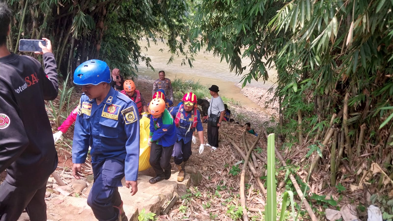 Dikira sedang Selam, Warga Pusparaya Bojonggede Malah Temukan Mayat di Sungai Ciliwung