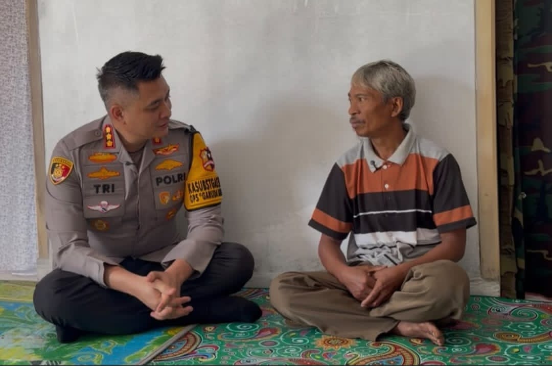 Kisah Perjuangan Penjual Sapu Lidi Keliling di Cicalengka, Kapolresta Bandung: Ini Contoh yang Baik