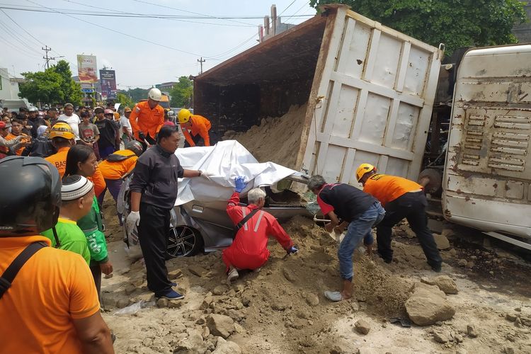 Mobil Tertimpa Truk Pasir di Semarang, Tiga Orang Terjepit dan Dievakuasi