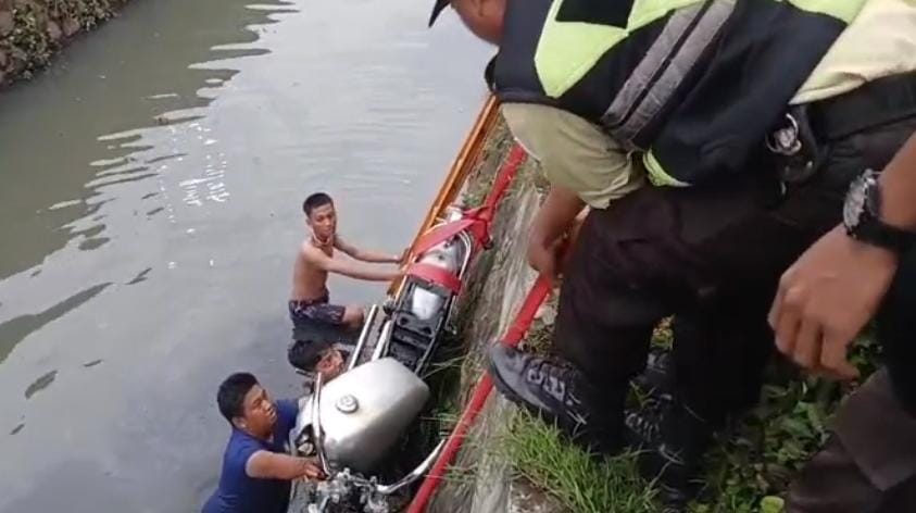 Dinas Pemadam Kebakaran dan Penyelamatan Kabupaten Bogor Evakuasi Motor yang Tercebur ke Kali