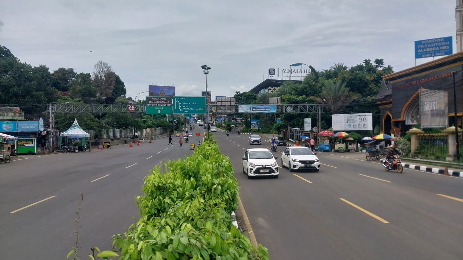 30.000 Kendaraan Melintasi Puncak, Satlantas Polres Bogor Terapkan One Way Arah Bawah