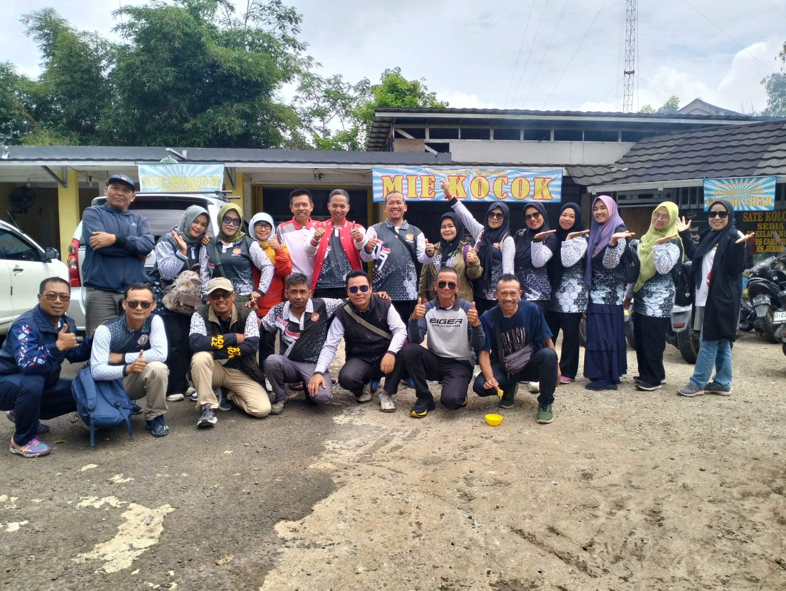 PGRI Cabang Cisarua 'Ngahiji' dalam Touring Purwakarta