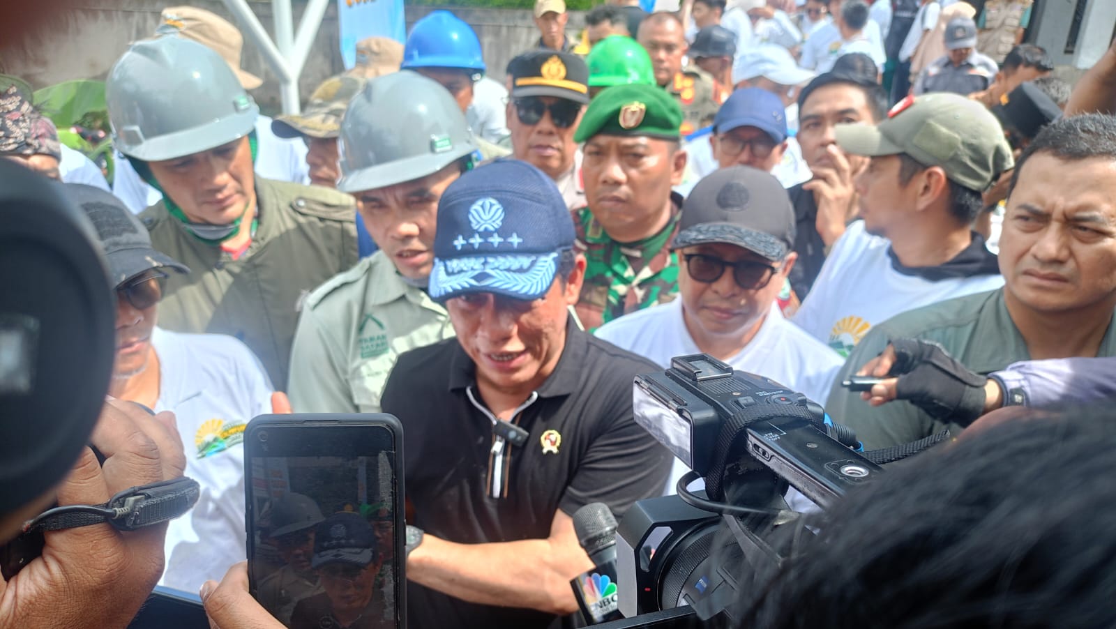 Menteri LH Ajak Masyarakat Rawat Aliran Sungai Ciliwung: Masa Tidak Bisa Bersihkan