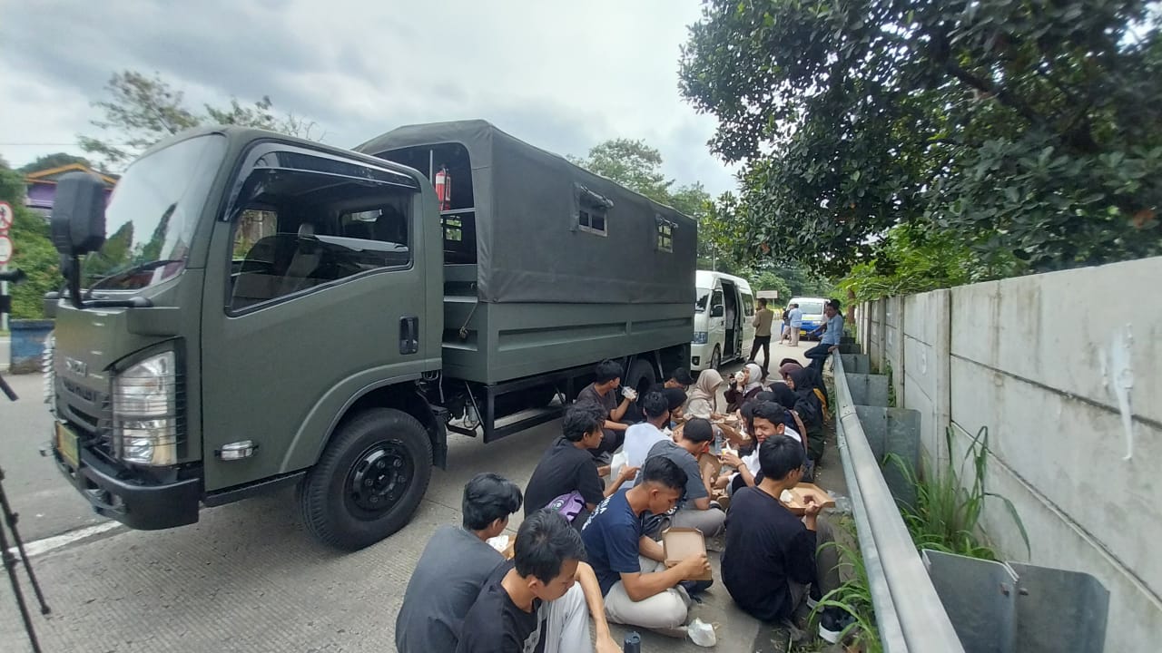 Berjaga-jaga Kena Tutup Jalur, Wisatawan Asal Bintaro Siapkan Bekal 