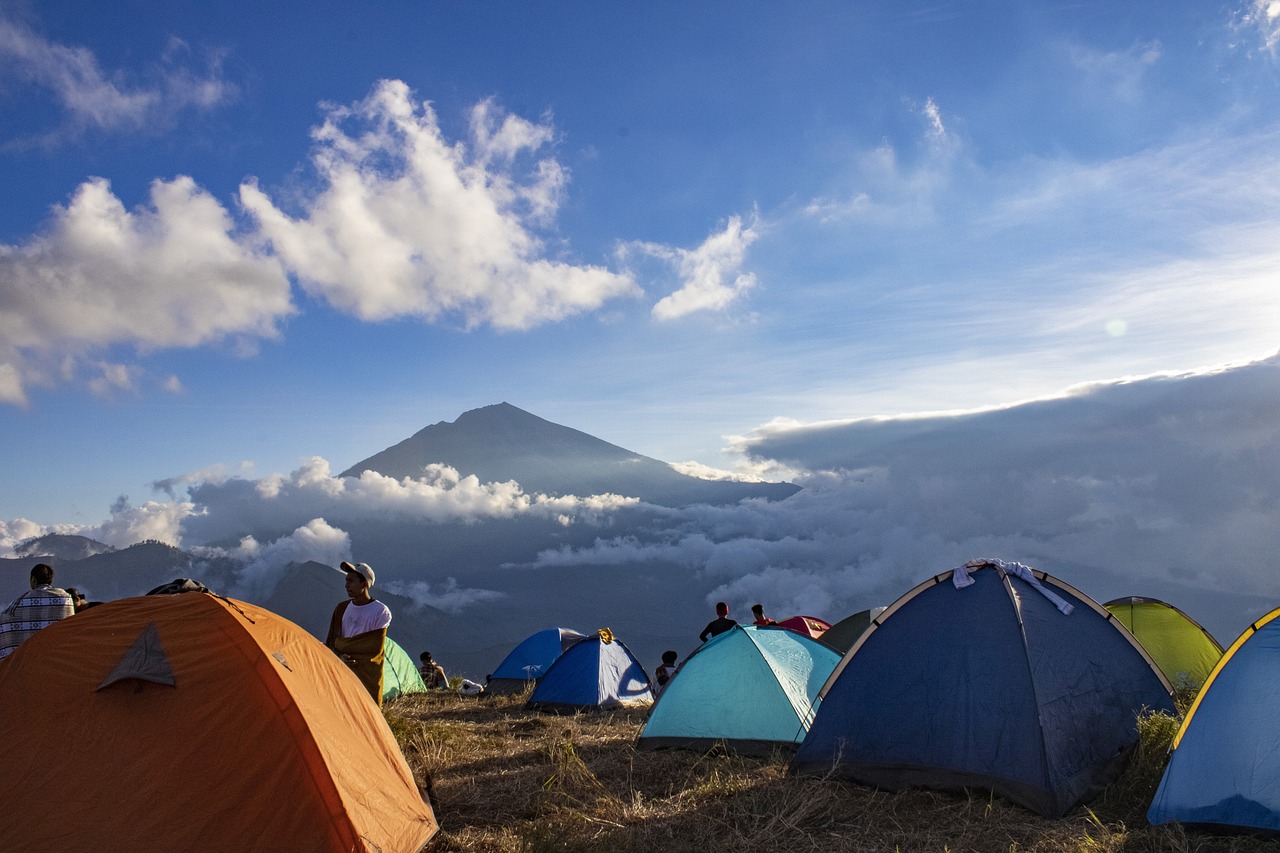 6 Rekomendasi Wisata Alam Pegunungan Yang Cocok Untuk Pendakian, Sunrise nya Cantik Banget!