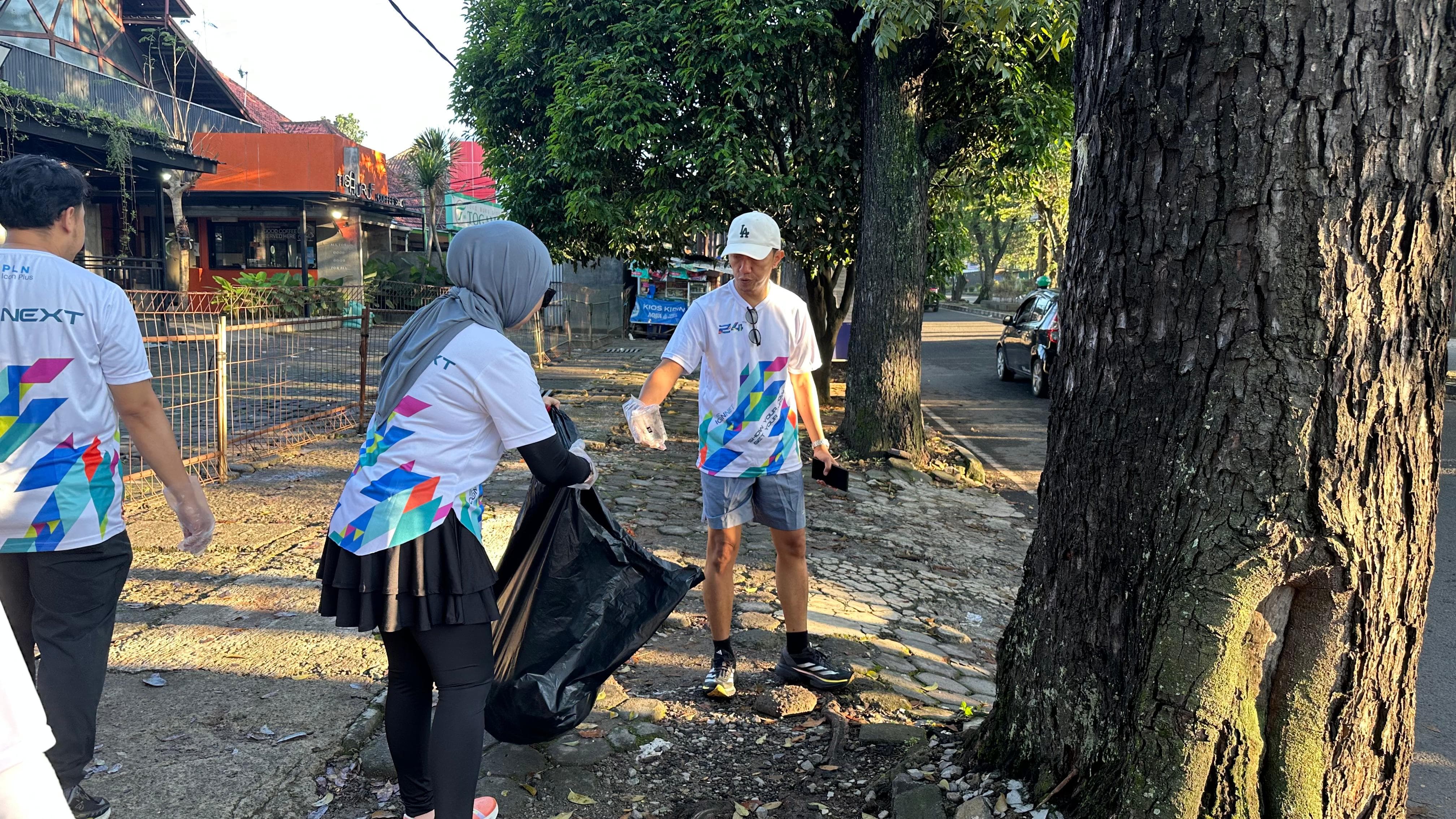 PLN Icon Plus Regional Jawa Barat Gelar Aksi 'Bottle Up' Peringati Hari Lingkungan Hidup Sedunia