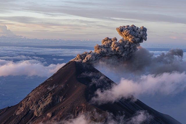 7 Daftar Gunung Api Aktif di Jawa Barat dengan Fenomena Alam yang Menakjubkan!