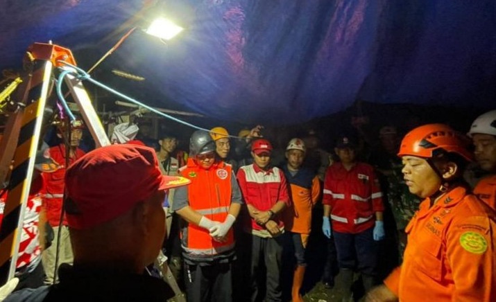 Evakuasi Terhadap 4 Korban Tewas Jatuh Ke Sumur Oleh Basarnas