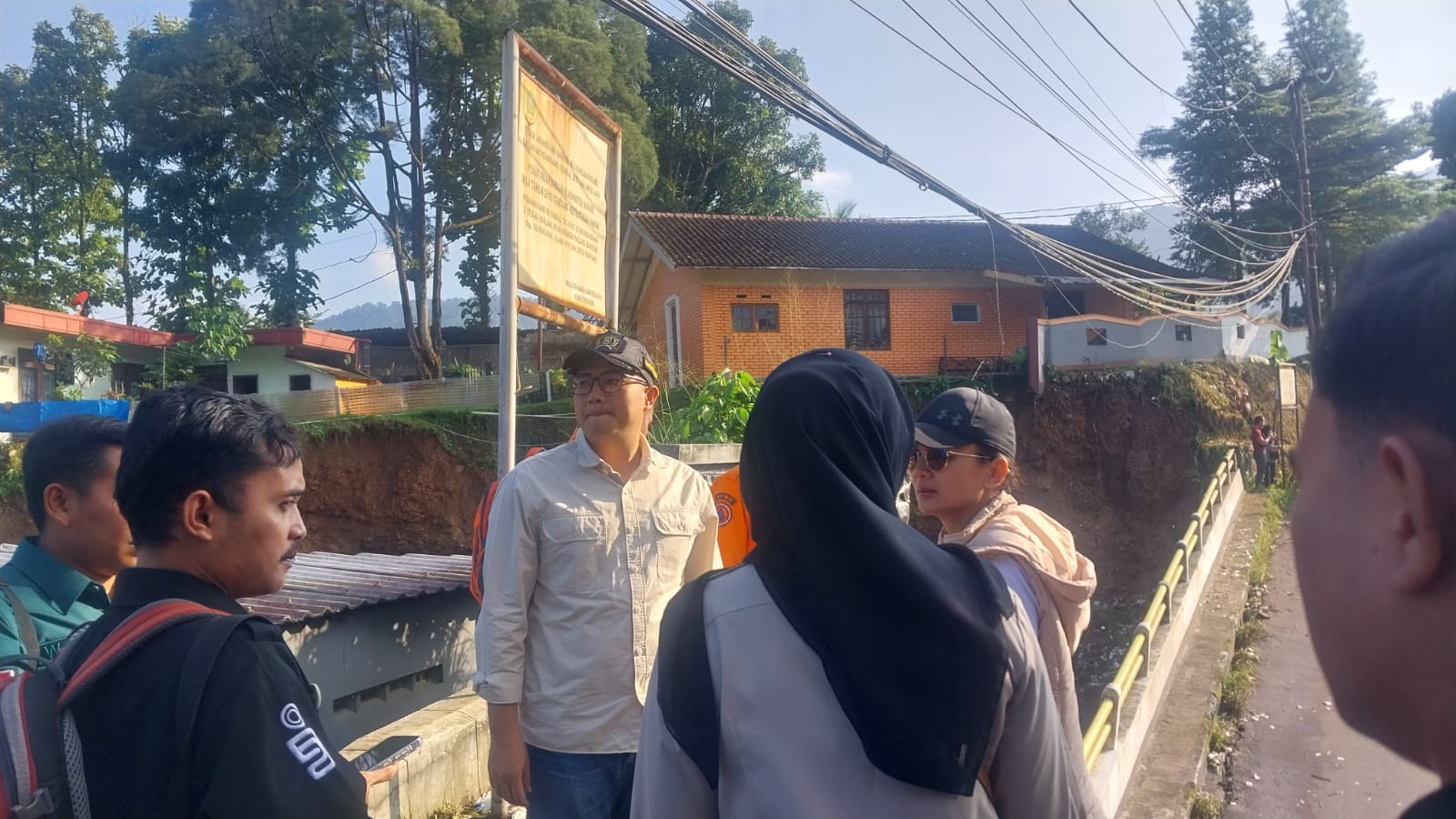 Jembatan Hankam yang Amblas Akibat Hujan Deras: Penghubung Jalur Wisata dan Akses Jalan Utama Sekolah