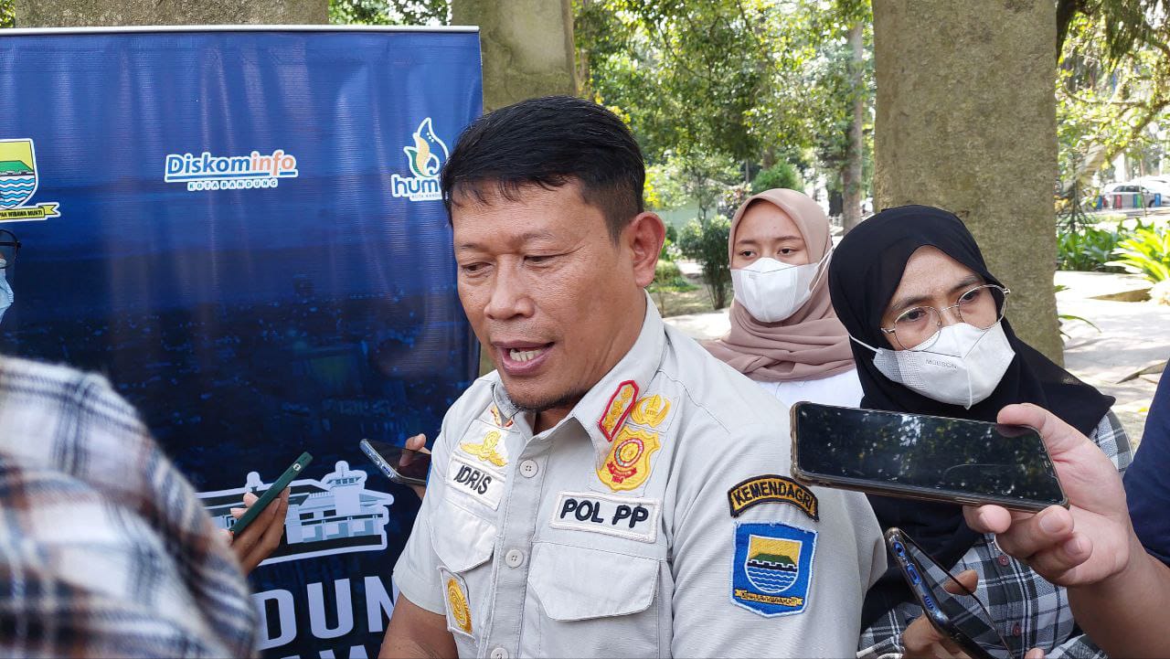 Satpol PP Kota Bandung Tegaskan akan Tebang Reklame Ilegal