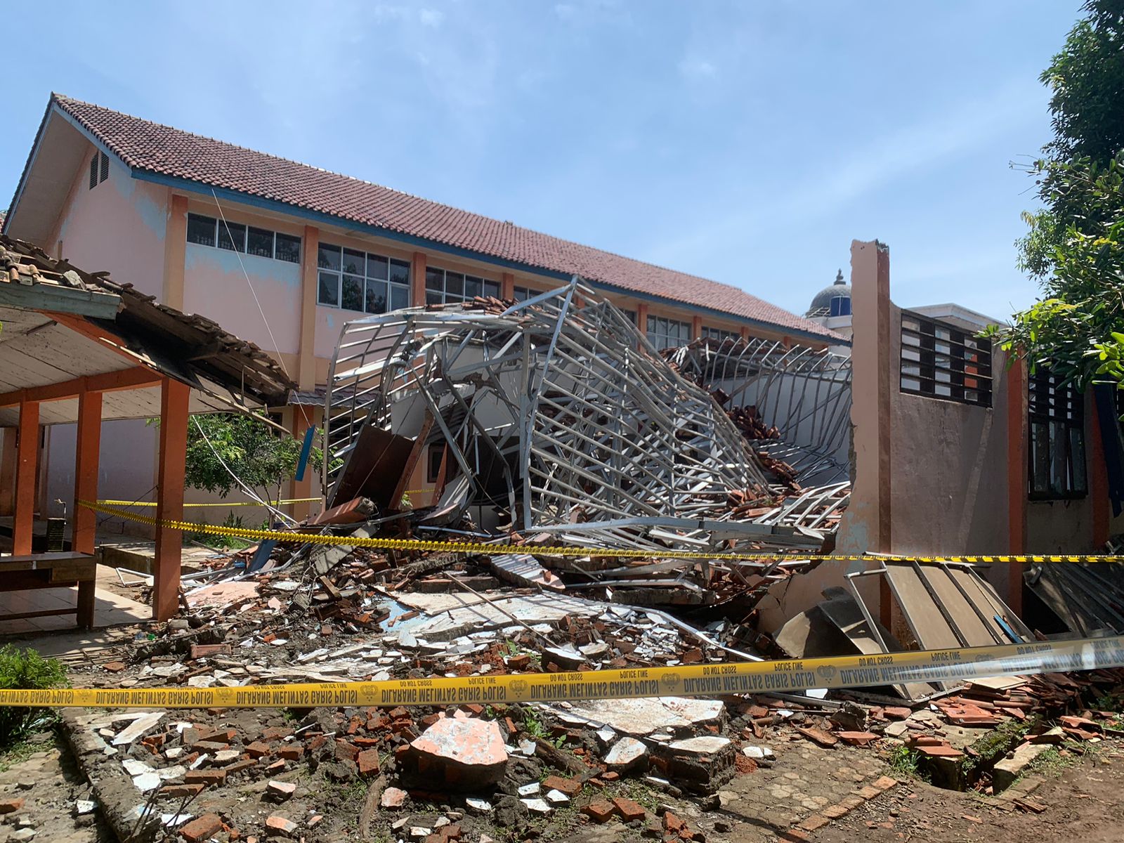 SMKN 1 Gunung Putri Laksanakan KBM Daring Imbas 5 Bangunan Roboh dan Puluhan Pelajar Luka