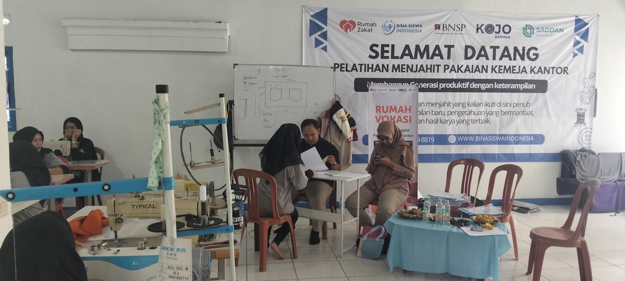 Haurngombong Menjahit Asa: Dari Pelatihan Kemeja Kantor Menuju Pintu Dunia Kerja