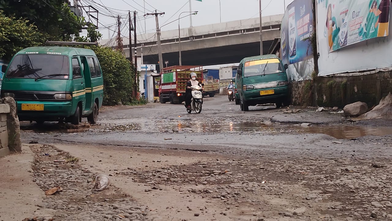 Jalan Rusak di Cileunyi Kabupaten Bandung Belum Juga Diperbaiki, Begini Tanggapan Kades