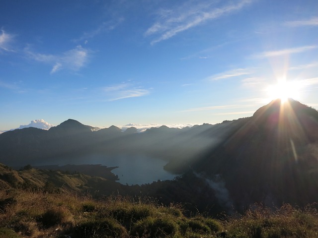 Bingung Mau Liburan Kemana? Ini 5 Rekomendasi Gunung di Indonesia Favorit Pendaki, Panorama Alam Memukau