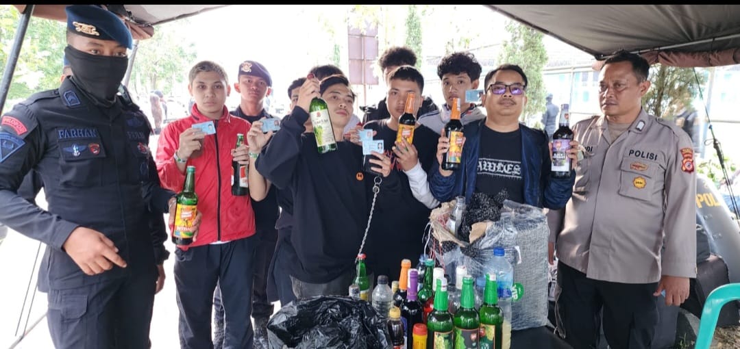 Pemeriksaan Ketat Penonton di Stadion Si Jalak Harupat Bandung, Polisi Amankan Miras, Narkoba dan Tiket Palsu