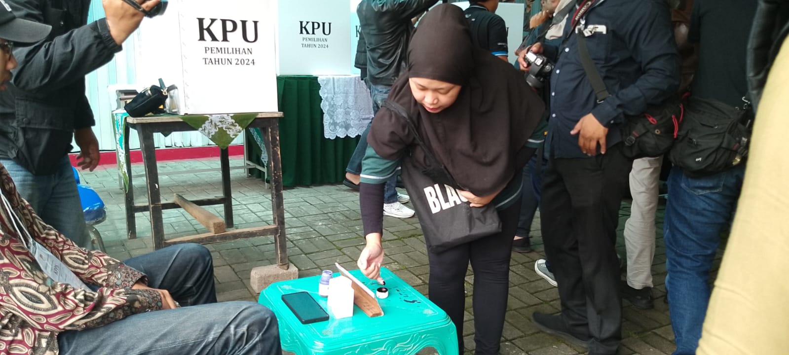 Antusias Pemilih Muda di Pilkada Cimahi 2024: Aspirasi dan Harapan untuk Pemimpin Baru