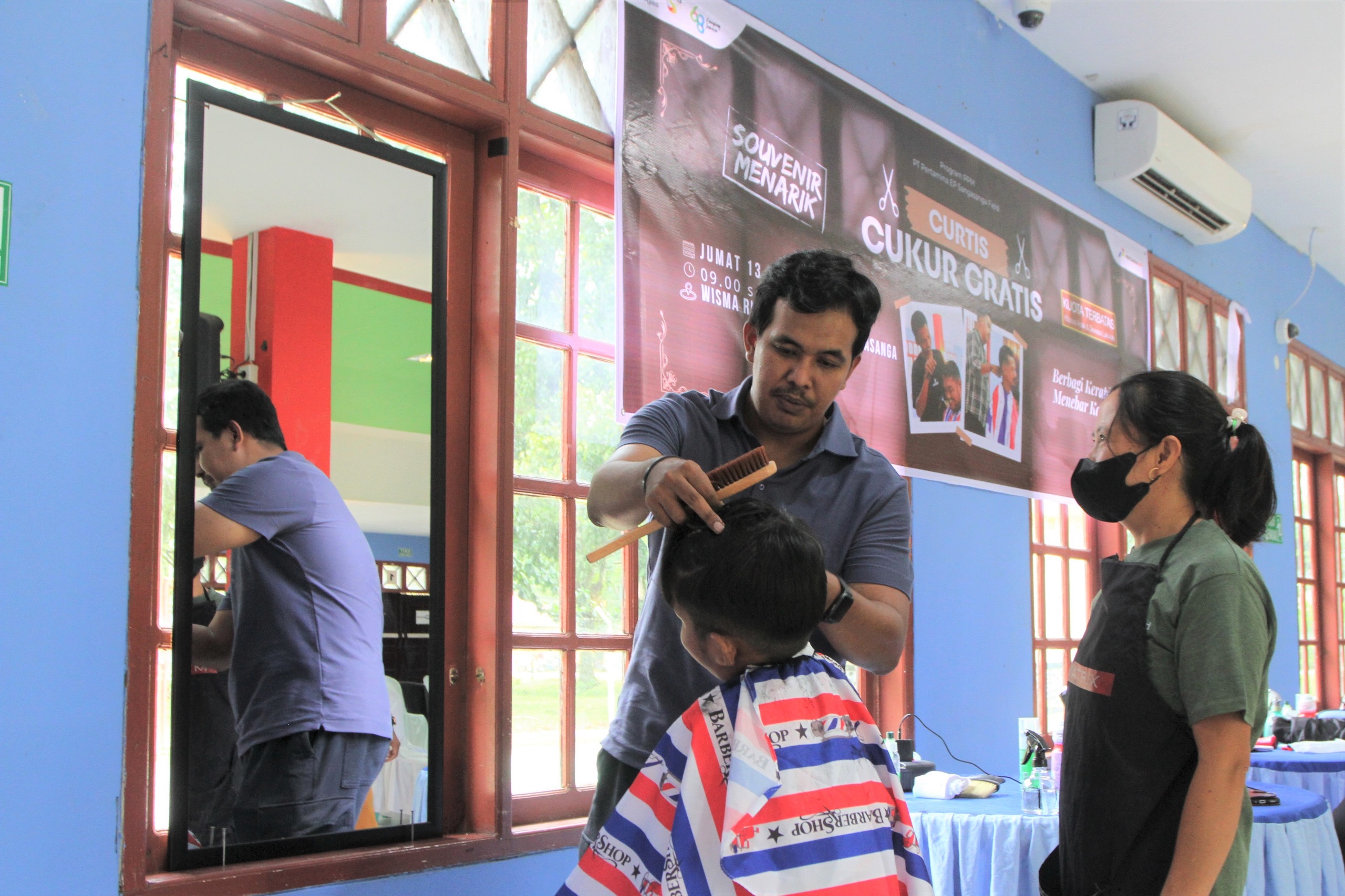 Berdayakan Warga Lokal, PEP Sangasanga Field dan PHSS Gelar Program “CurTis: Cukur Gratis” Jelang Idulfitri