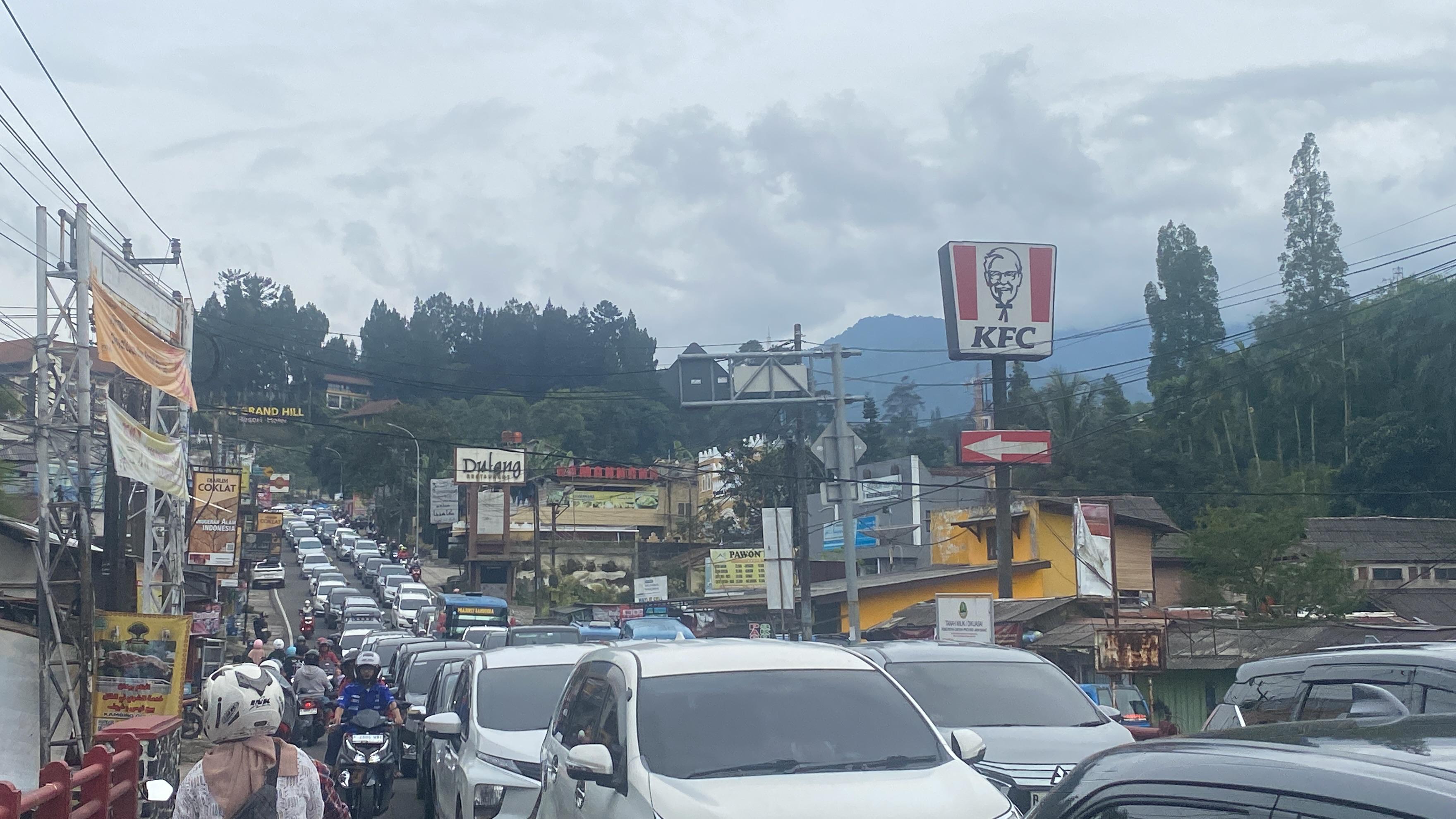 70 Ribu Kendaraan Melintas di Jalur Puncak, Polisi Masih Terapkan One Way arah Jakarta