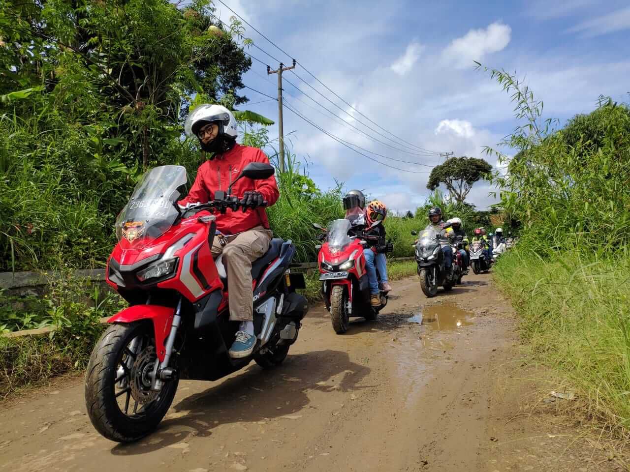 Tips Melewati Jalan Berbatu dan Berkerikil Menggunakan Sepeda Motor