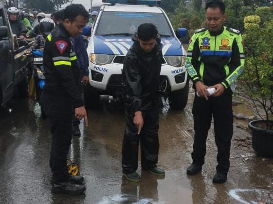 Gagal Mennyalip Truk di Jalan Narogong Bogor, Seorang Wanita Tewas