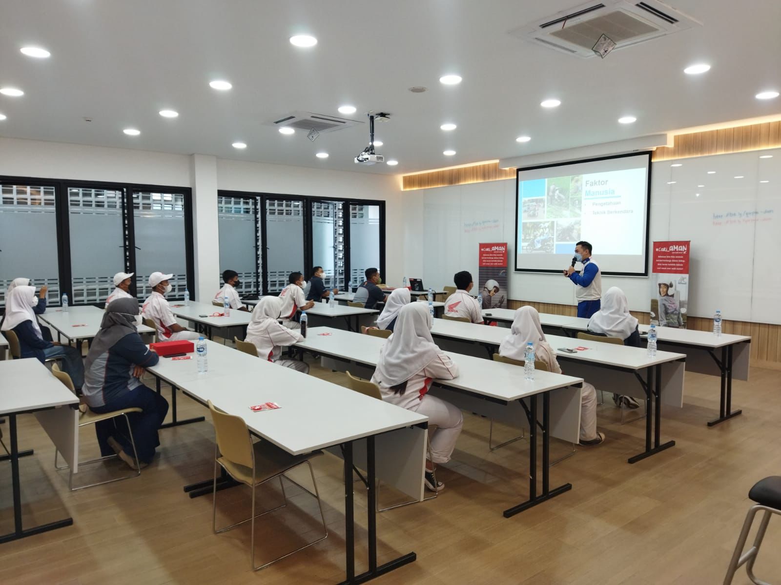 Asah Pelatihan Berkendara, Pelajar SMK Tri Mitra Karawang Kunjungi Gedung Safety Riding DAM