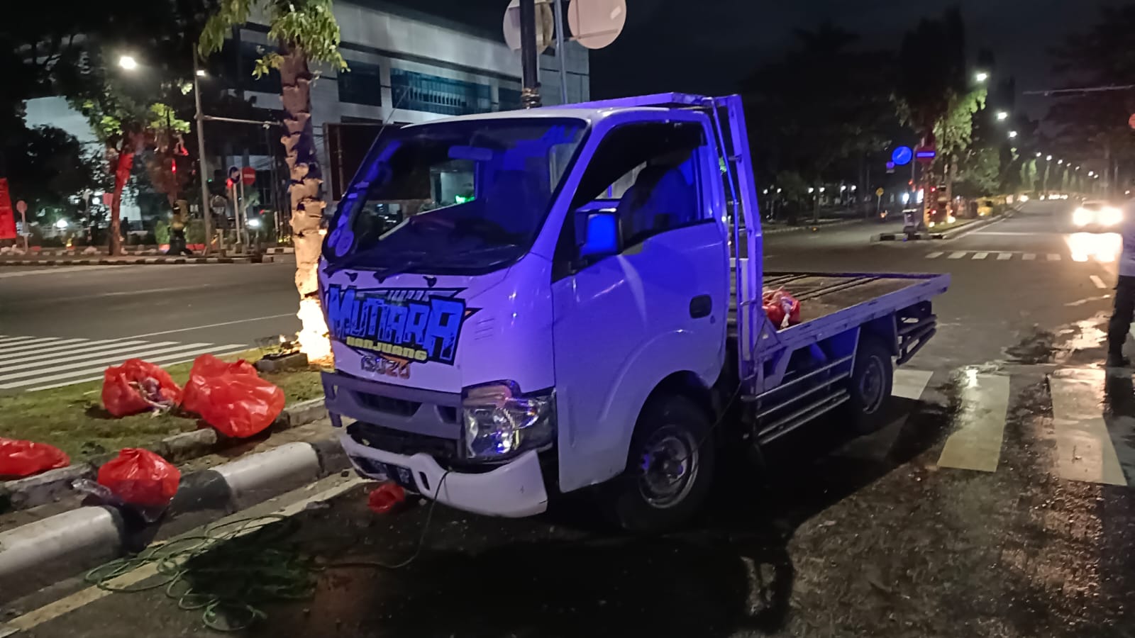 Mobil Pengangkut Ayam Tabrak Tiang PJU dan Pembatas Jalan, Sopir Diduga Kurang Konsentrasi