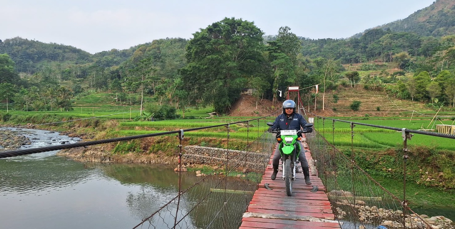 Menembus Pegunungan, Mantri BRI Setia Dampingi Warga Garut Selatan