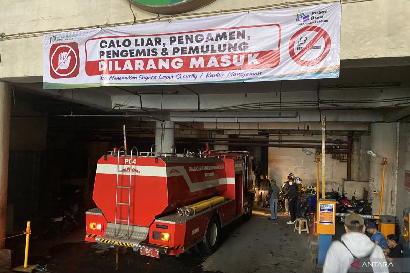 Enam Unit Damkar Dikerahkan Untuk Atasi Kebakaran di Pasar Baru