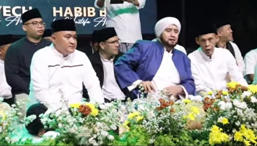 Ribuan Jemaah Doakan Pasangan Rudy Susmanto dan Jaro Ade di Puncak Bersholawat   