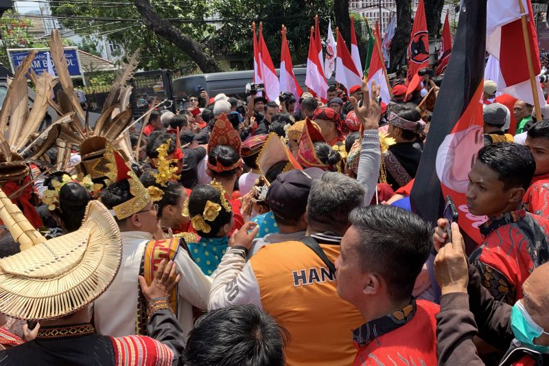 Ribuan Pendukung Ganjar-Mahfud Sambut Capres dan Cawapres di KPU