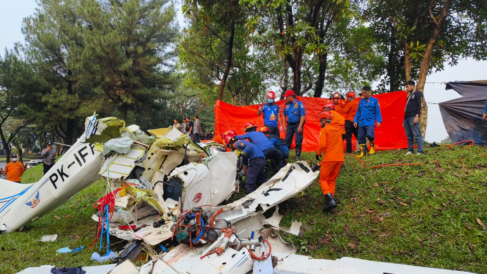 BREAKING NEWS! Pesawat Latih Cessna Jatuh di BSD City Tangerang Selatan, 3 Orang Meninggal Dunia   