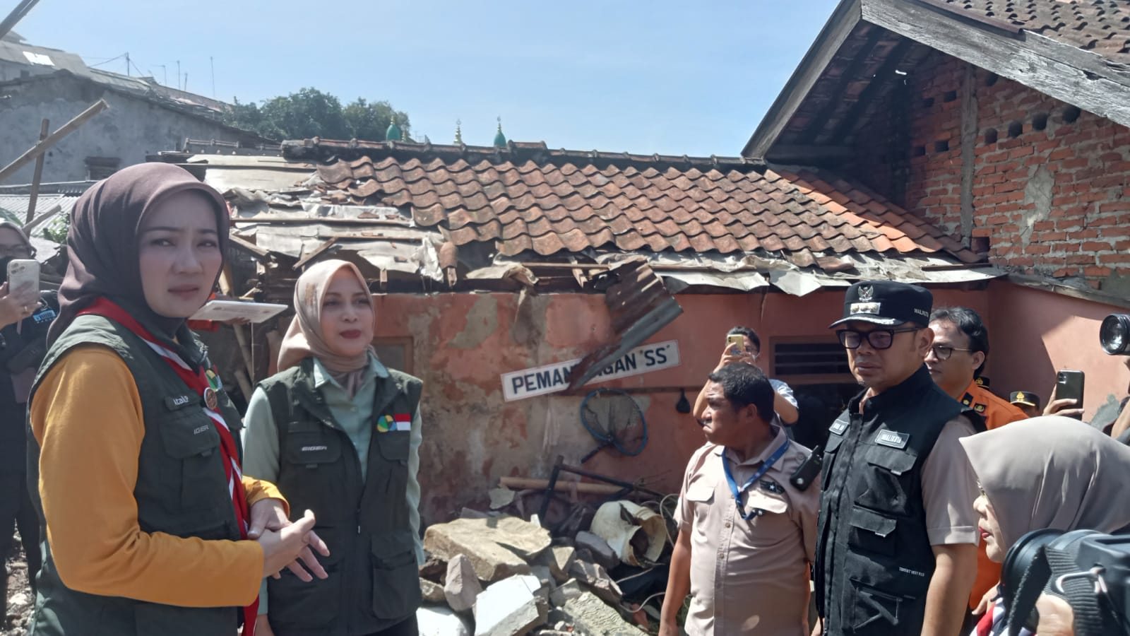 Dua Pejabat Jabar Saksikan Langsung Evakuasi Korban Tertimbun Longsor di Bogor