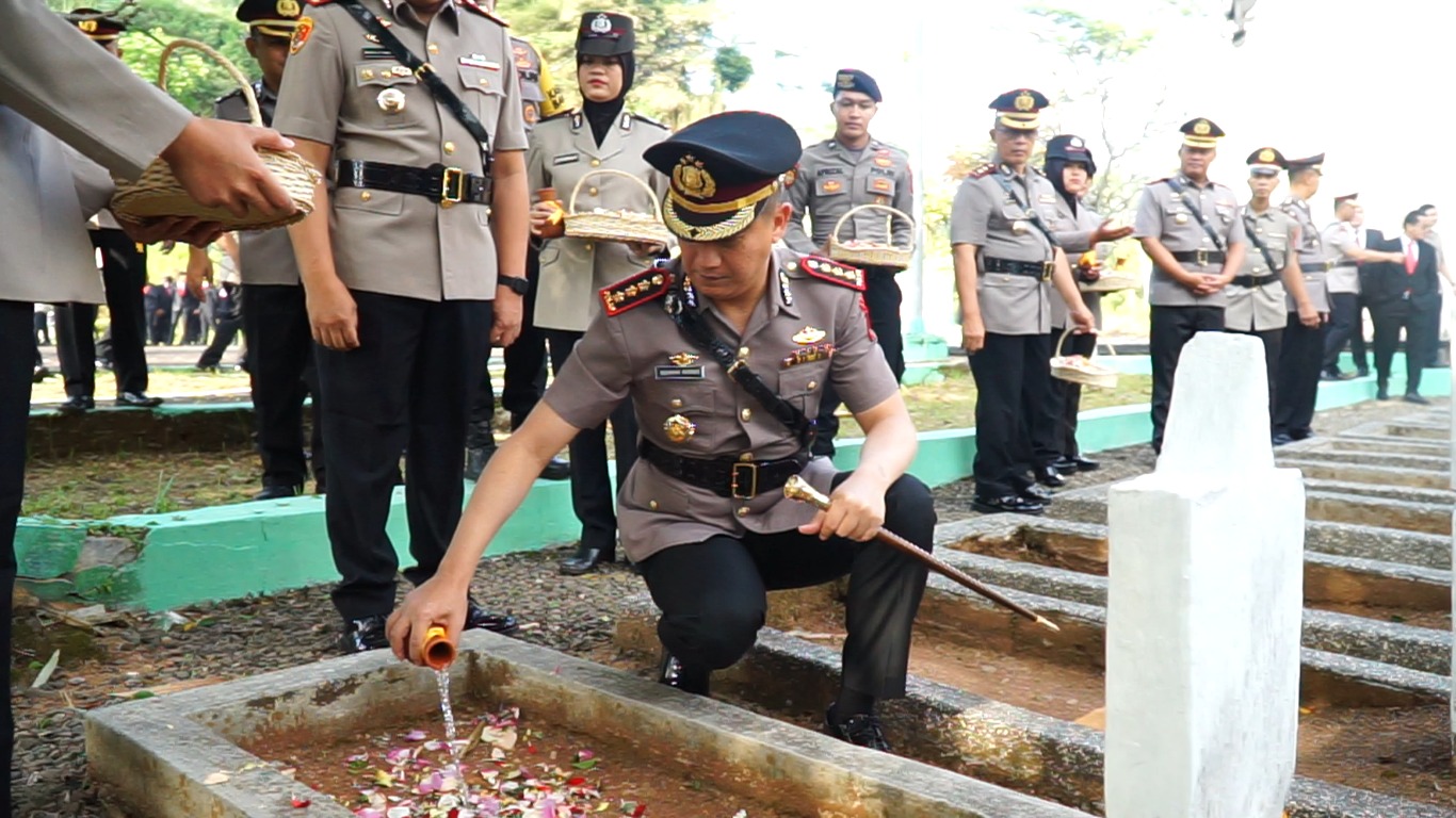 Polresta Bandung Gelar Ziarah dan Tabur Bunga di TMP Desa Sadu Soreang