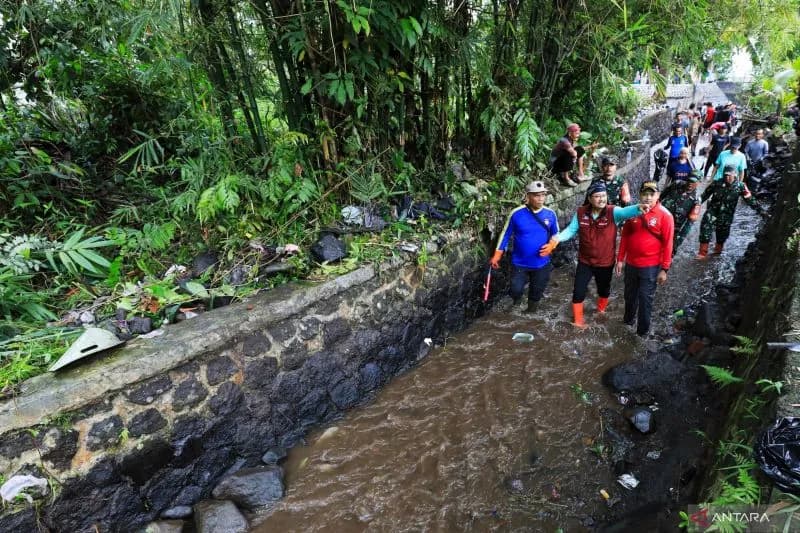 Mensos Gus Ipul Bareng Komeng Bersih-bersih Kali Cikole di Bogor