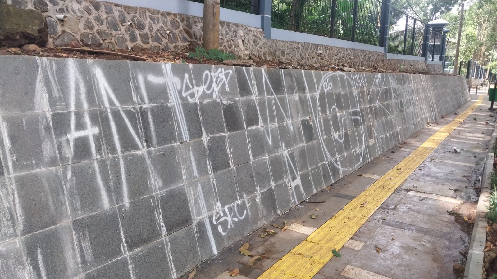 Vandalisme di Jalan Ahmad Yani, Kota Bogor, Warga: Merusak Keindahan