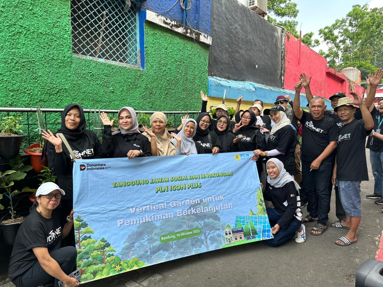 PLN Icon Plus Dorong Penghijauan Kota Lewat Program Vertical Garden di Bandung