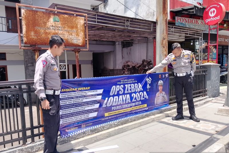 Tingkatkan Kesadaran Berlalu Lintas, Polres Sukabumi Kota Pasang Puluhan Spanduk Operasi Zebra