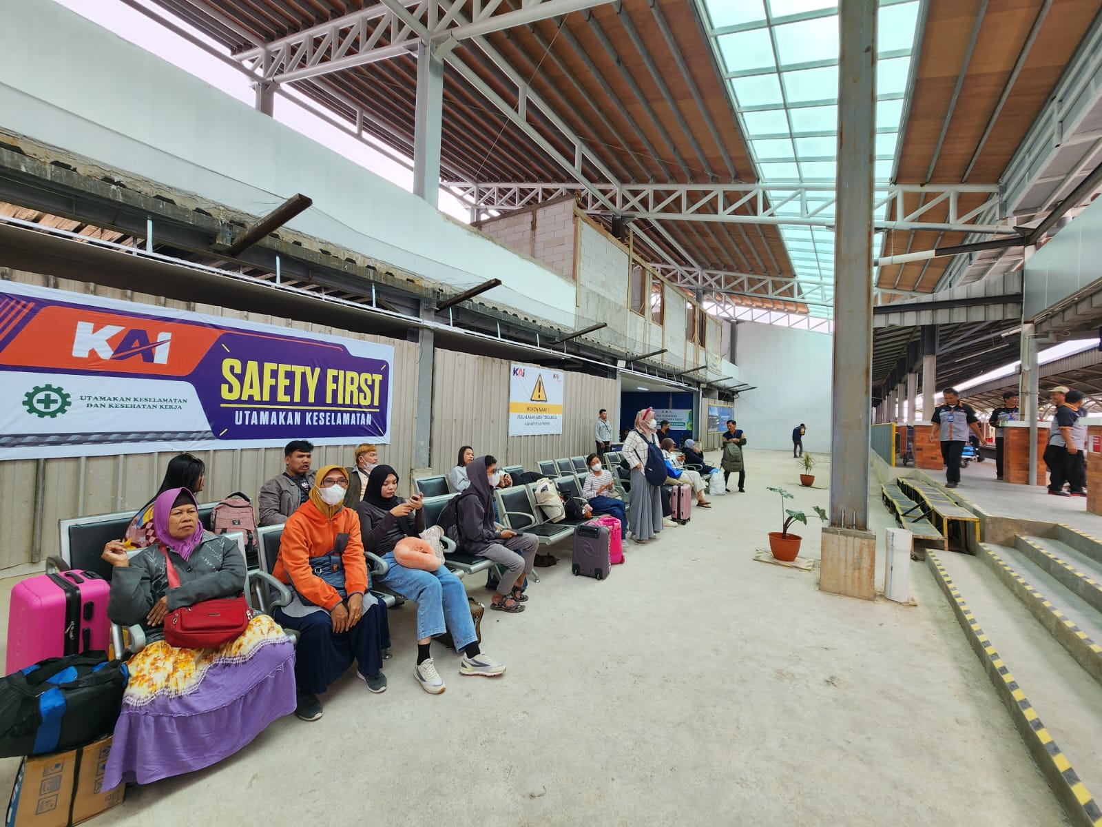 Suasana Stasiun Bandung, Kiaracondong, dan Tasikmalaya Masih Ramai Melayani Penumpang Pasca Tahun Baru