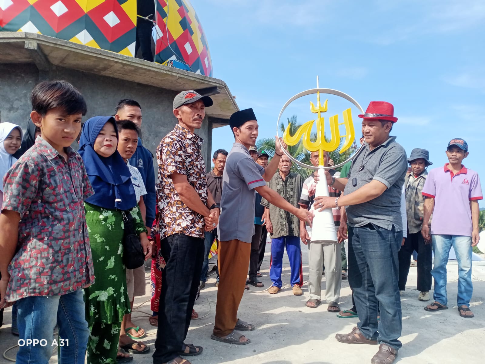 Dadan Tri Yudianto Bantu Kubah Masjid Al-Ishlah Cipariuk Kecamatan Salopa