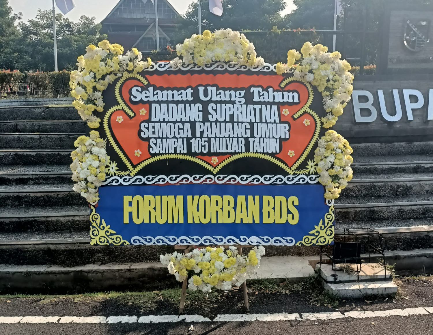 Forum Korban PT BDS Kirim Karangan Bunga di Ultah Bupati Bandung, Ini Pesan yang Disampaikan 