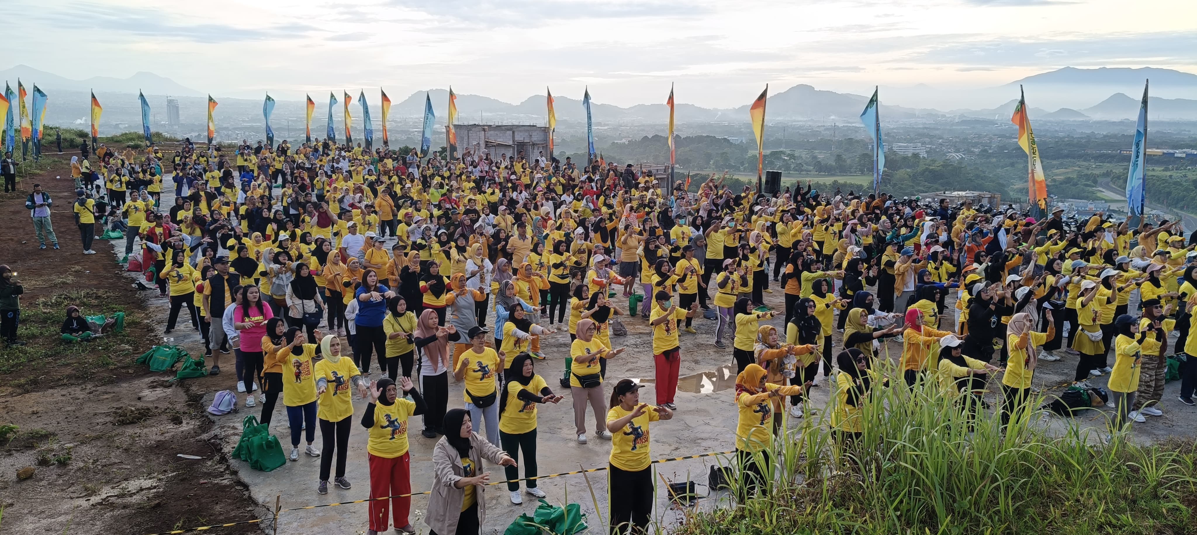 Dahlan Iskan Pacu Semangat Ribuan Peserta Senam di The Emeralda Resort Padalarang