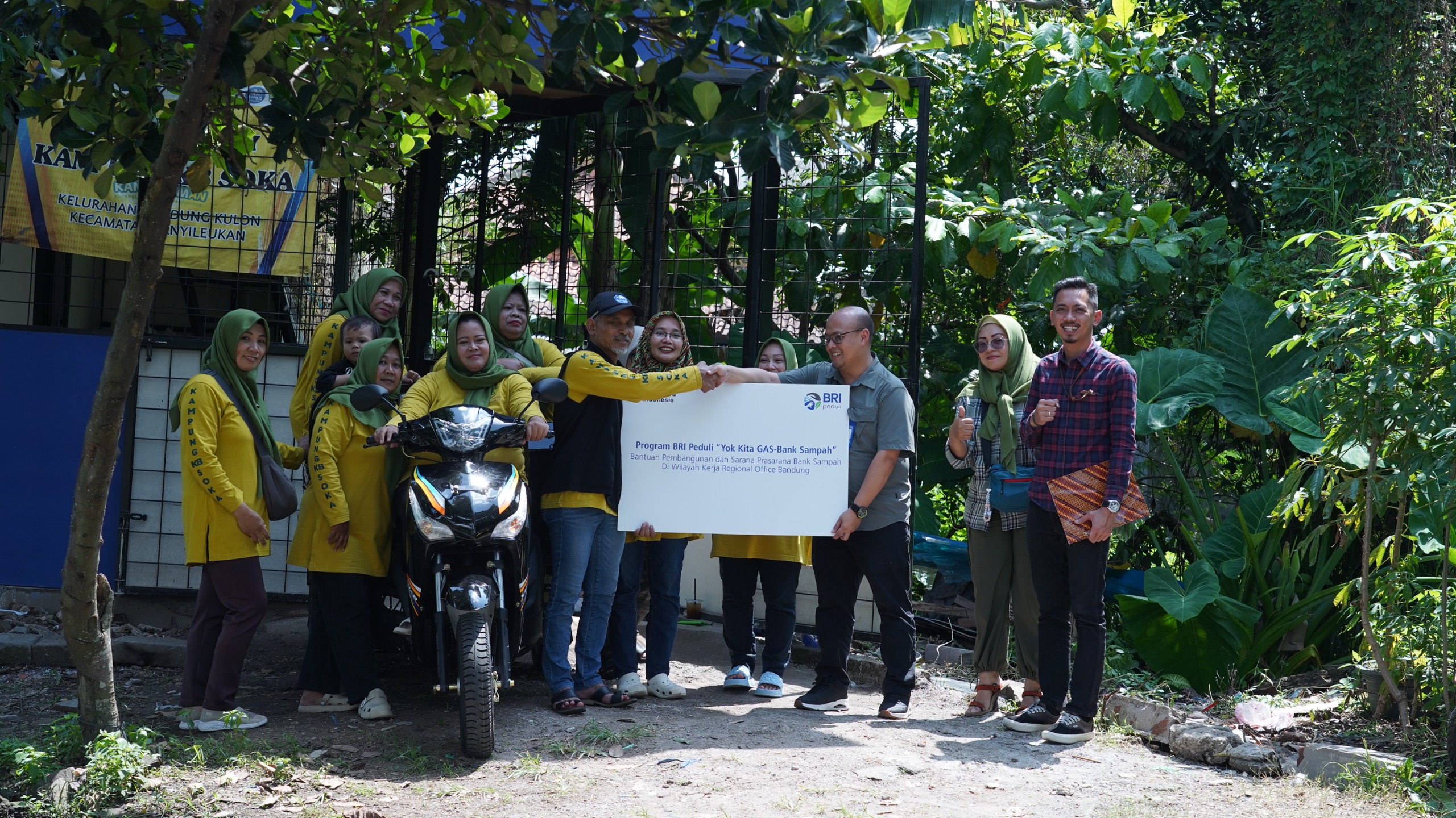 BRI Serahkan Bantuan Program TJSL 'Yok Kita GAS' di Kota Bandung
