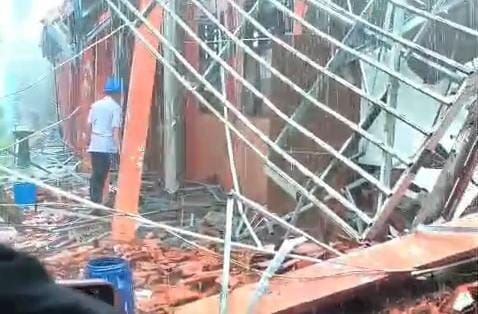 Bangunan SMKN 1 Gunung Putri Roboh Imbas Hujan Deras dan Angin Kencang