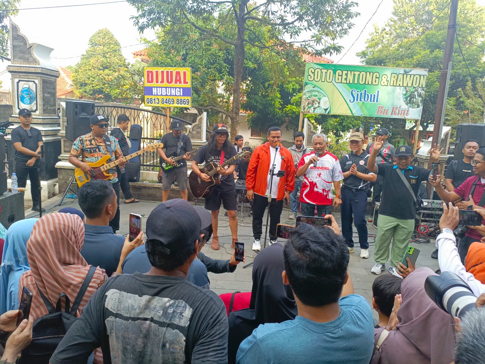 Ahmad Syaikhu Bicara Soal UMKM, Kesehatan hingga Pemilih Pemula Sambil Jalan Pagi di Situ Buleud