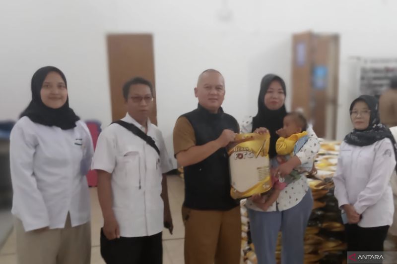 Pemkot Cimahi Salurkan 1.490 Paket Beras Fortivit untuk Tekan Angka Stunting