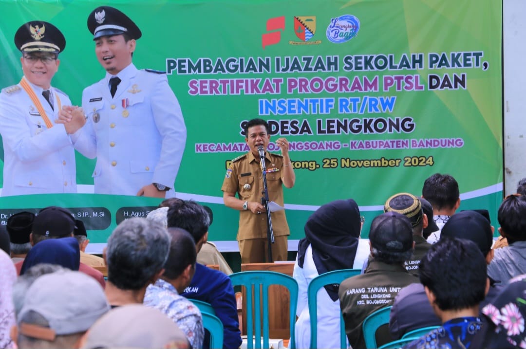 Bupati Bandung Serahkan Ijazah Paket Sekolah serta Sertifikat PTSL dan Insentif RT dan RW