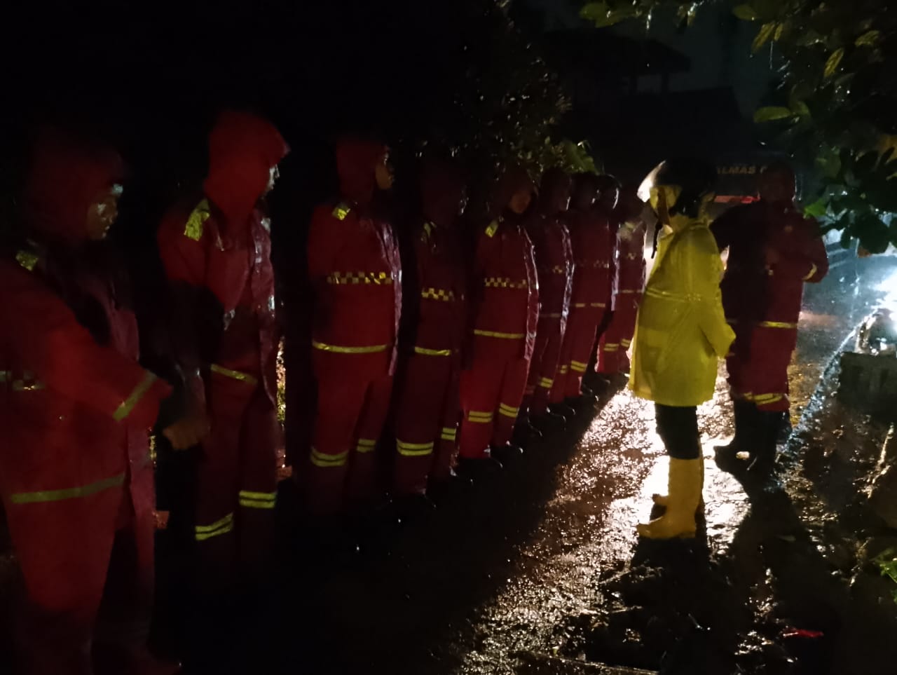 Hujan Deras Picu Longsor di Arjasari Bandung, Tiga Orang Tertimbun Material dan 100 KK Dievakuasi 