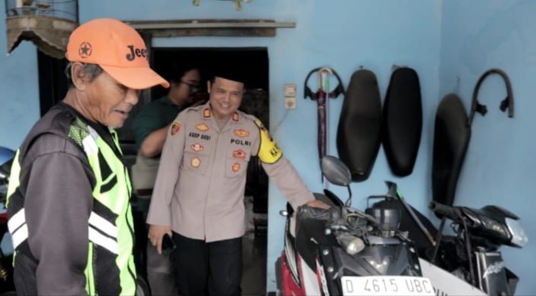 Polsek Pameungpeuk Beri Bantuan Motor untuk Tukang Ojek yang Ditipu Penumpang 